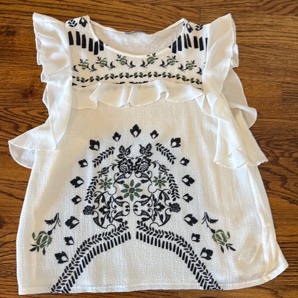 Zara woman’s printed tee sz M white frill sleeve